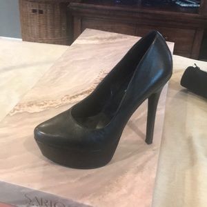 Black platform pump